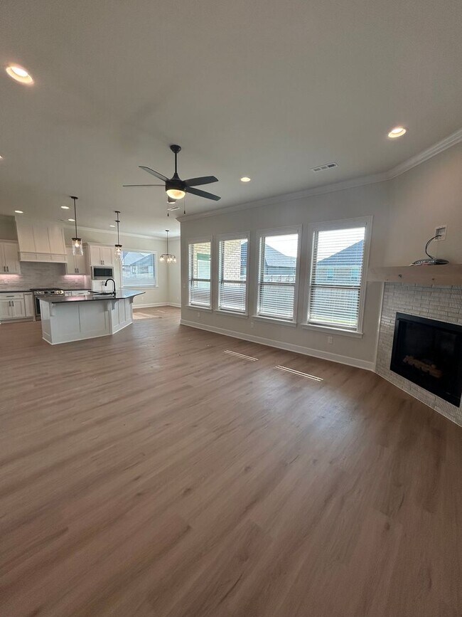Building Photo - Beautiful Modern Home in Pea Ridge!