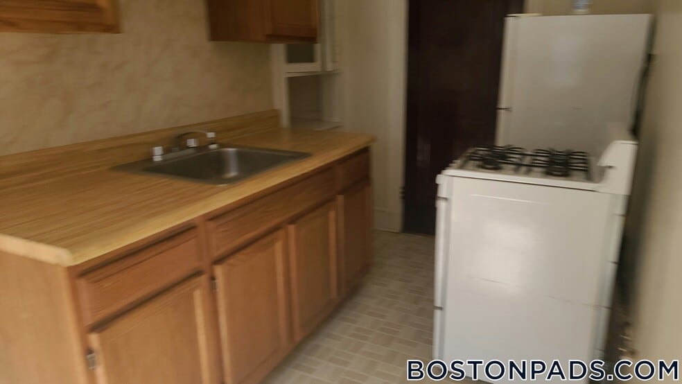 Building Photo - 53 Fellsway W