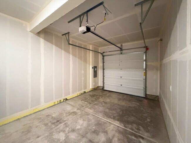 Building Photo - 2634 Waterlily Dr