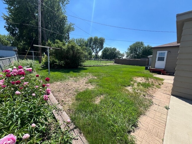 Building Photo - East Side 2 Bed/2 Bath w/ Bonus Room!