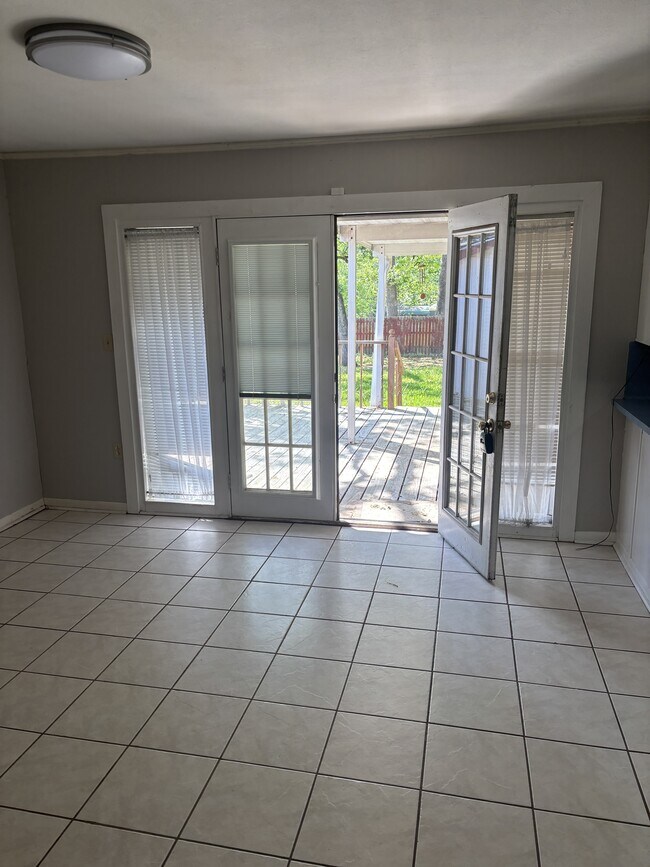 Building Photo - 906 Meadow Ln