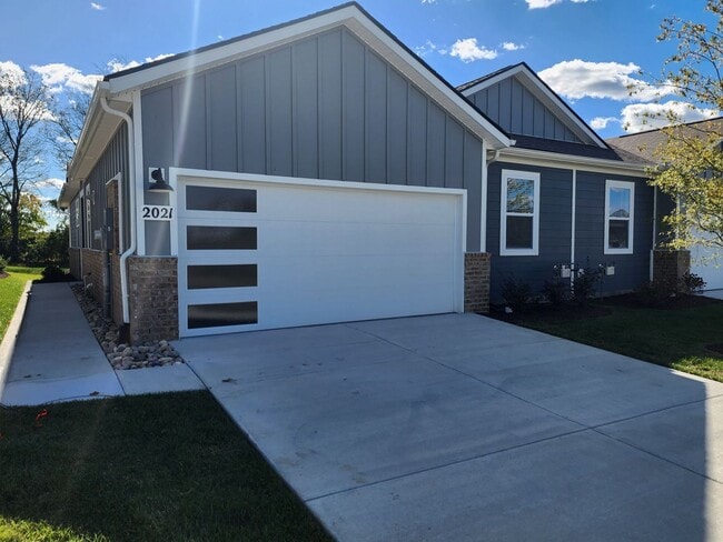 Building Photo - Stunning unit in 55+ community