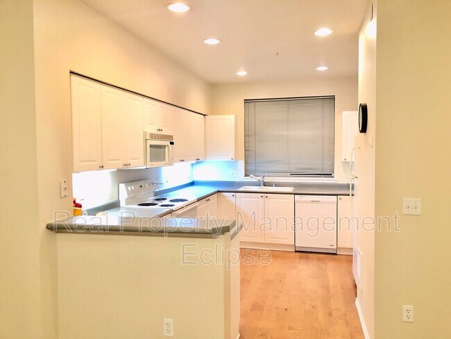 Building Photo - 16125 Juanita Woodinville Way NE