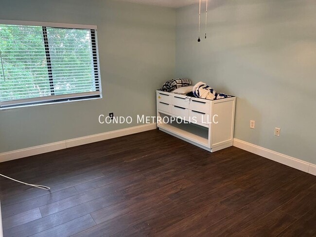 Building Photo - 5039 Vineland Rd