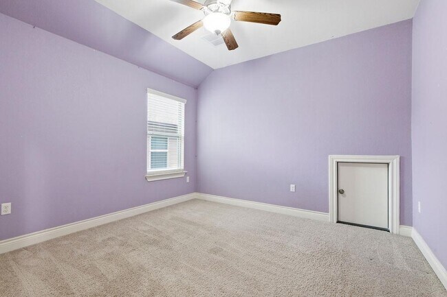 Building Photo - 15004 Iveans Way