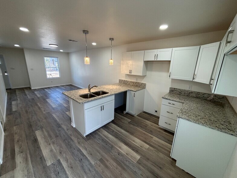 Building Photo - 925 River Rd