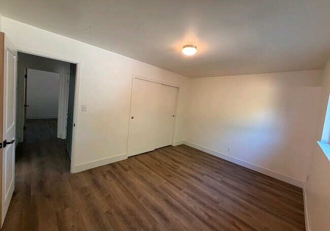 Building Photo - Cute 2 bedroom 1 3/4 bath