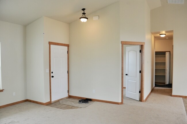 Building Photo - 3 bed 2 bath Crown Pointe Neighborhood wit...