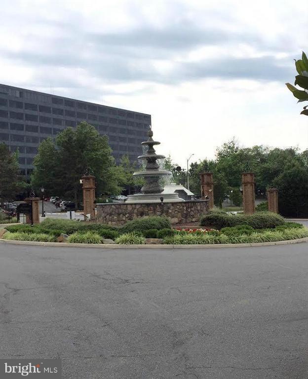 Building Photo - 8350 Greensboro Dr