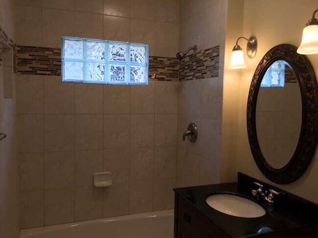 Building Photo - 258 Buckingham Ave