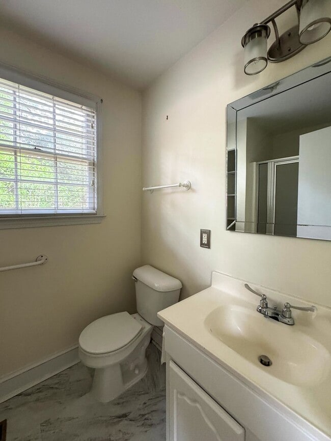 Building Photo - Charming 3 Bed 2 Bath Fayetteville Home