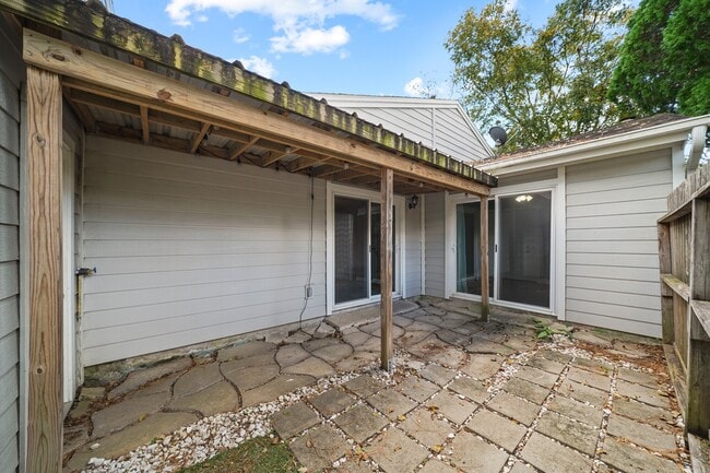 Building Photo - 8 Hideaway Dr