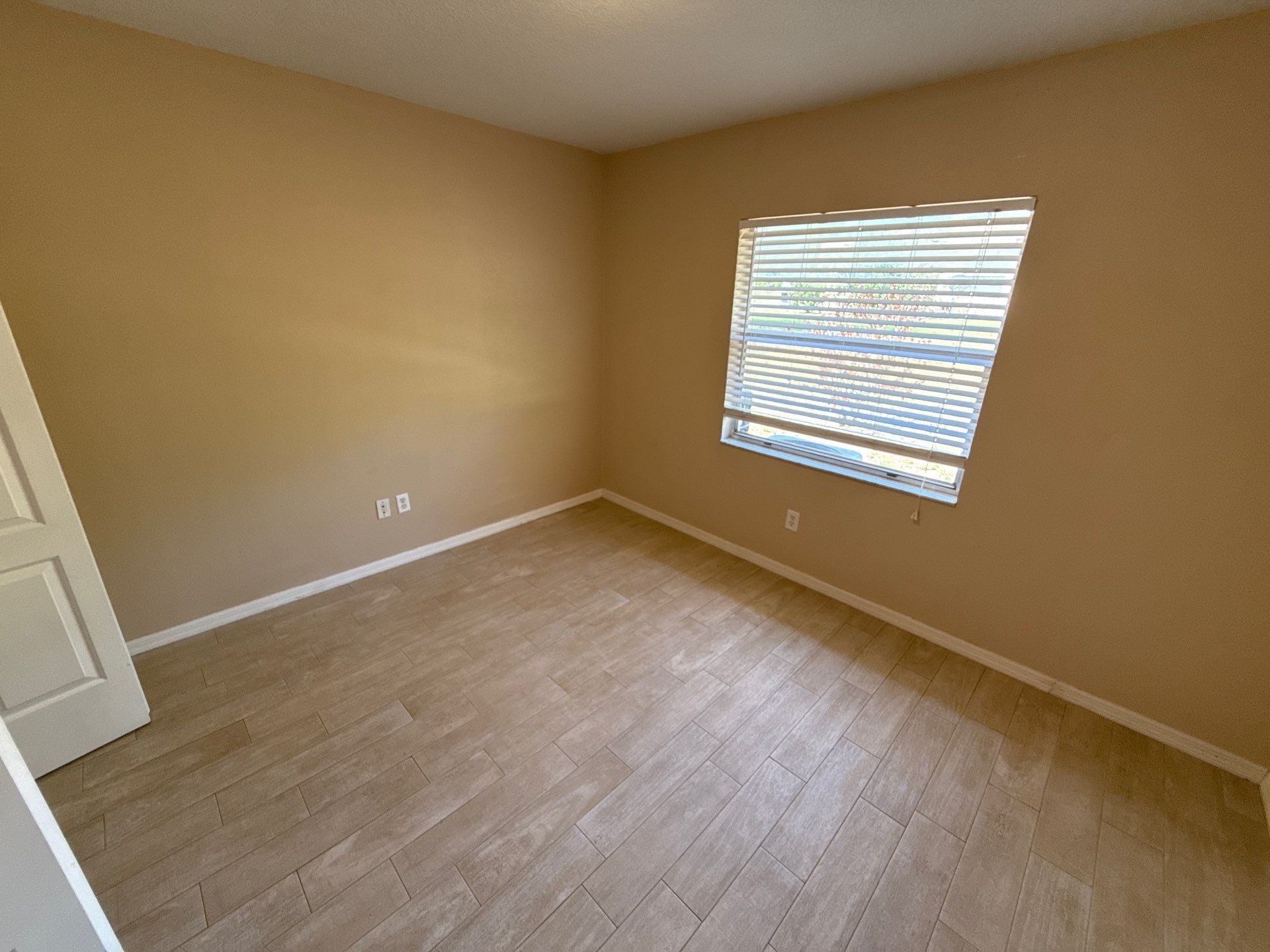 Building Photo - 2550 E Constance Ct