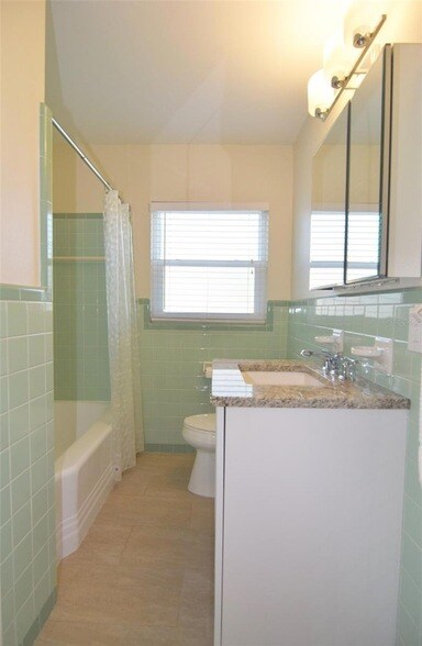 Building Photo - 606 12th Ave NE