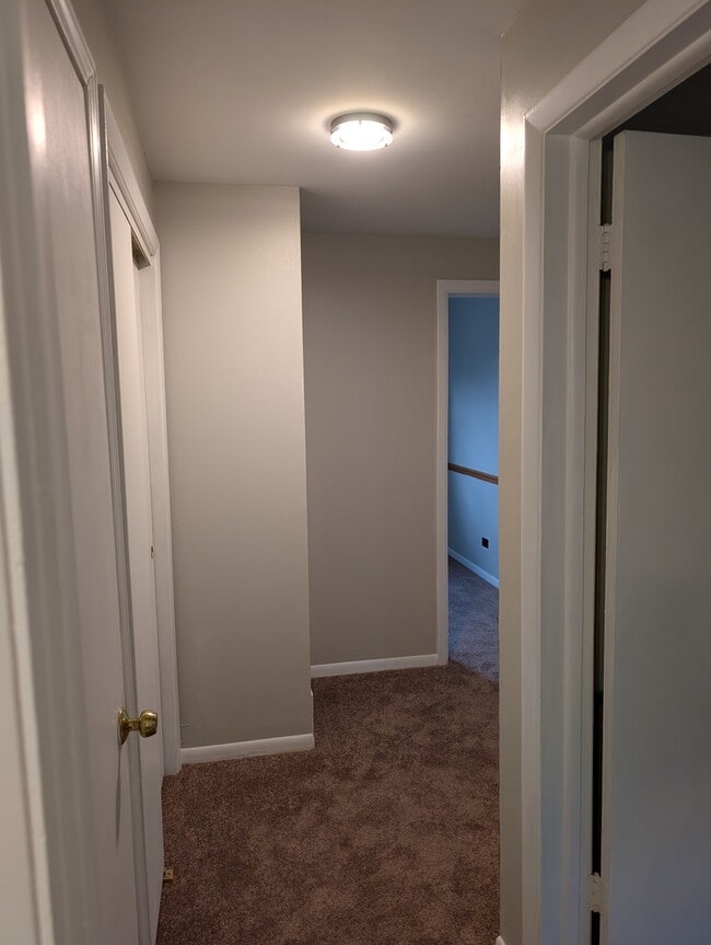 Building Photo - 208 Dee Rd