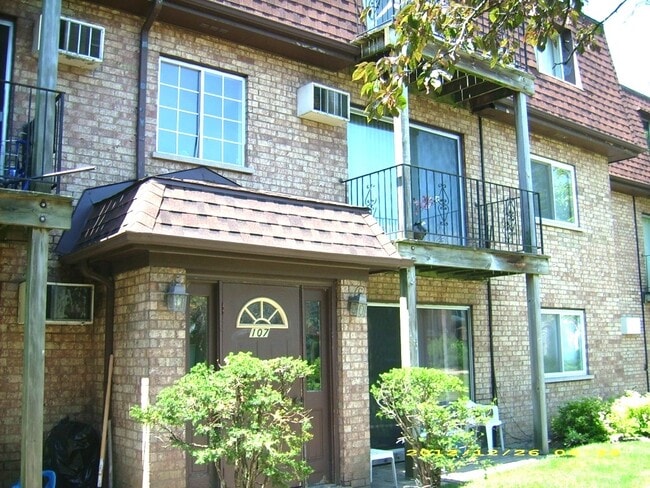 Primary Photo - 107 E Dundee Rd