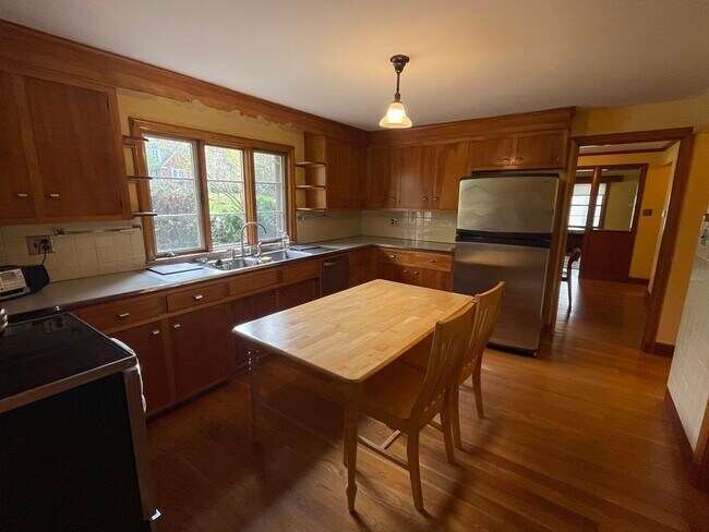 Building Photo - 204 Follen Rd