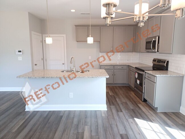 Building Photo - Lovely 4 BD 2-Car Garage Home @ Cottages a...