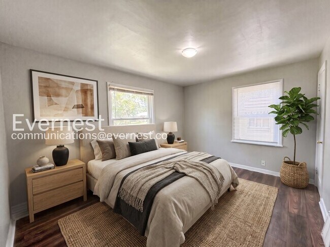 Building Photo - 2-Bed/1-Bath/Voucher Accepted/Available Soon!