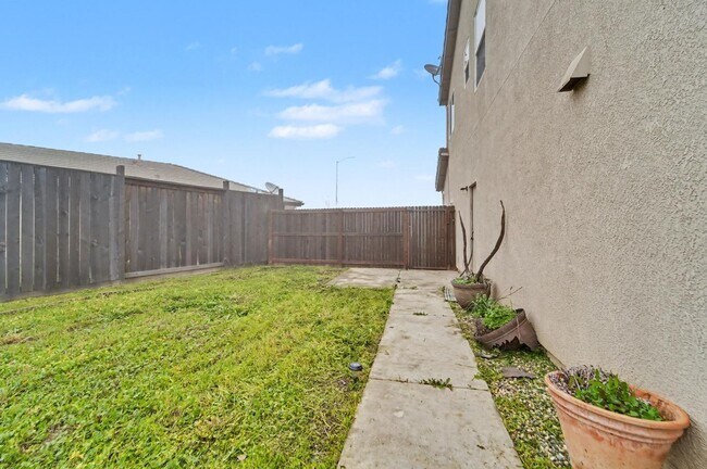 Building Photo - Spacious 3-Bedroom Home in Desirable Olivehurst Neighborhood