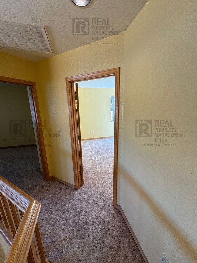 Building Photo - Waterfront Living in Canyon Lake!