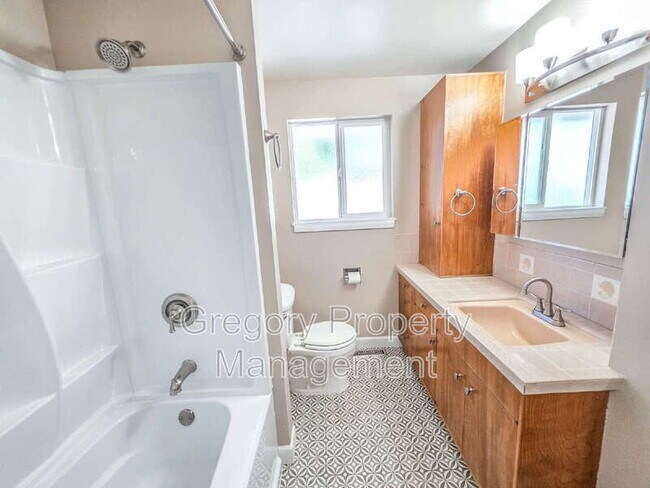 Building Photo - 15506 Juanita Dr NE