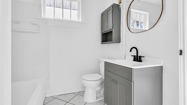 Building Photo - 2 Bedroom 2 Bath