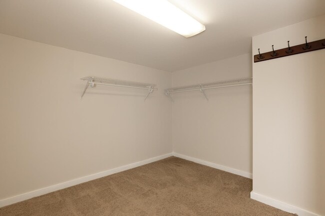 Building Photo - 400 Colonial Dr