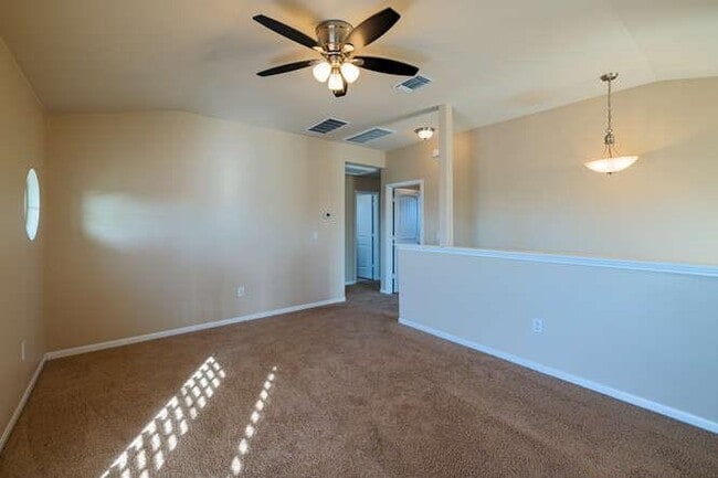 Building Photo - 402 Zenith Rd