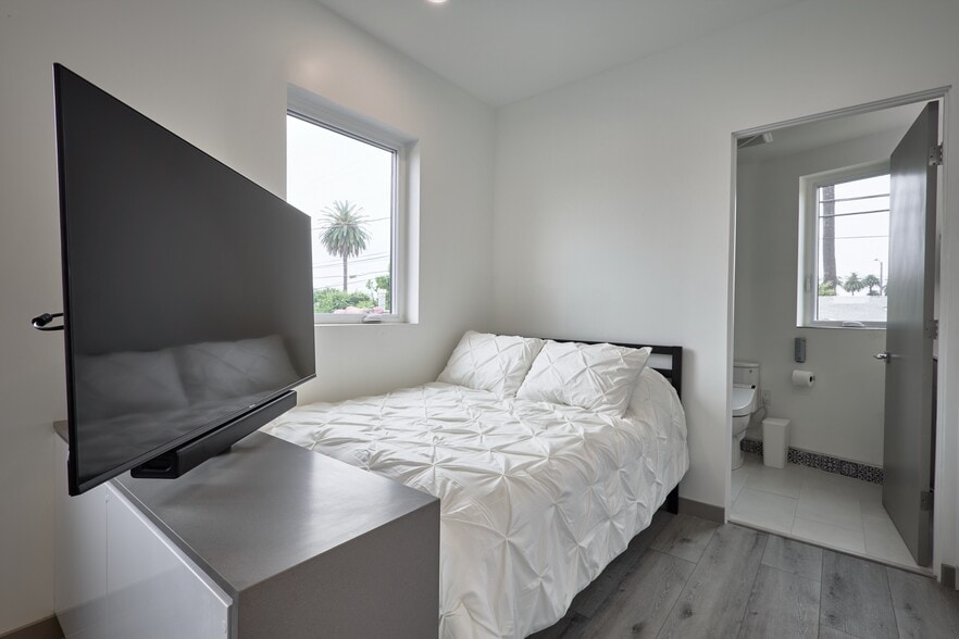 Building Photo - 2929 S La Brea Ave