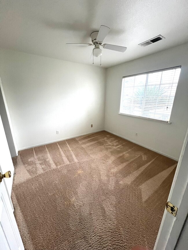 Building Photo - 575 W Cinnamon Ave