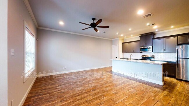 Building Photo - 203 Brentwood Dr E
