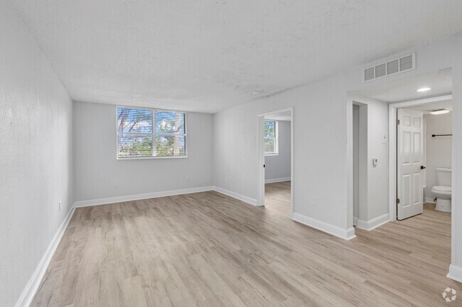 2BR, 1BA - 725 SF - Living Room - z-071026-Vista Shores