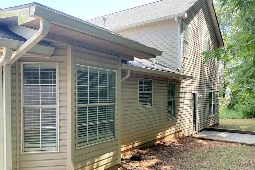 Building Photo - 3261 Sugar Creek Falls Ave SE