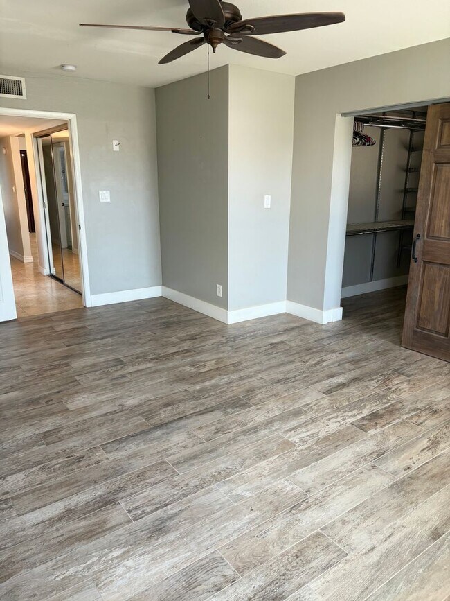 Building Photo - **STUNNING 3 BEDROOM/2 BATHROOM FULLY RENO...