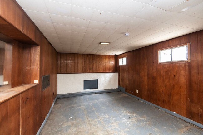 Building Photo - Lovely 3 Bedroom, 1 Bathroom Home