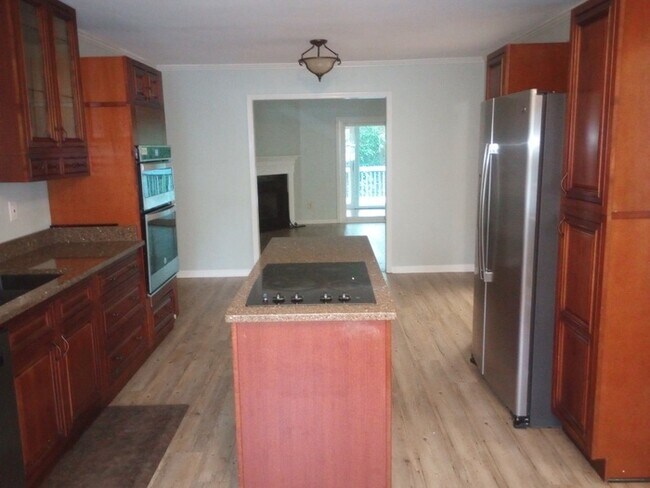 Building Photo - 3 Bedrooms 2.5 Bathrooms