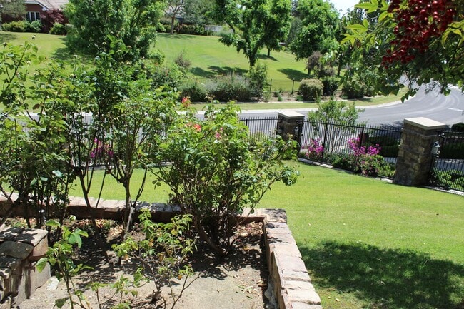 Building Photo - Unique Bakersfield Home for Rent Bakersfiled Country Club