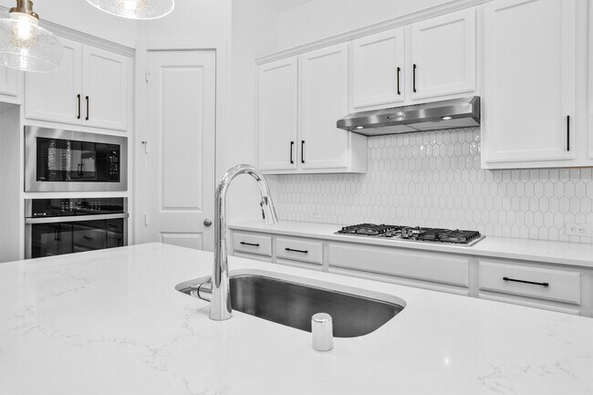 Building Photo - 256 Sky Top Dr