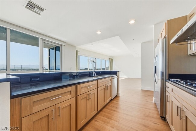 Building Photo - 4575 Dean Martin Dr