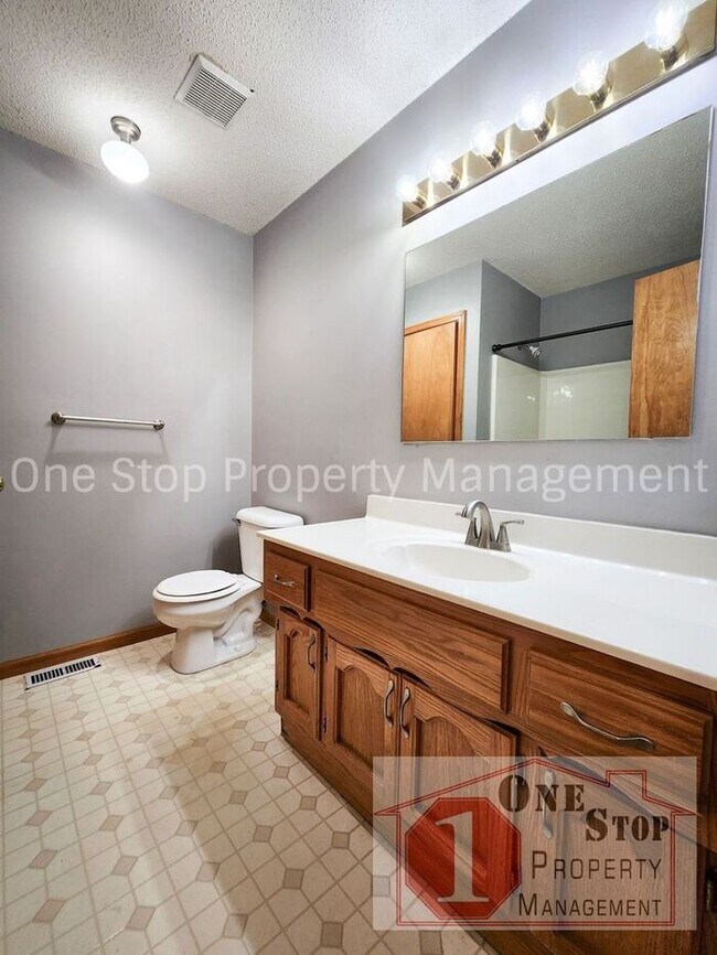 Building Photo - 4 bedroom, 2.5 bathroom, 2 car garage home...