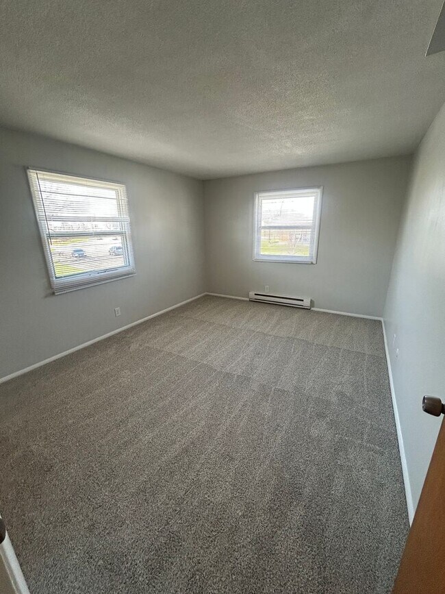 Building Photo - 2 bed 1 bath townhome located in Speedway