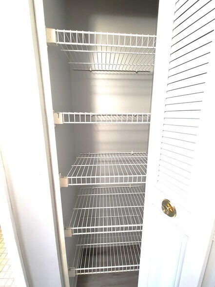 Building Photo - 1 S Point Dr