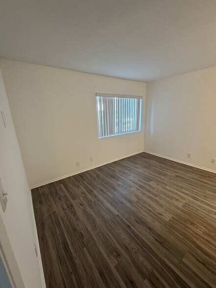 Building Photo - 950 N Walnut St