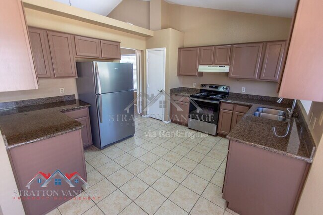 Building Photo - 3950 W Saragosa St