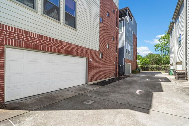 Building Photo - 1218 Sandman St