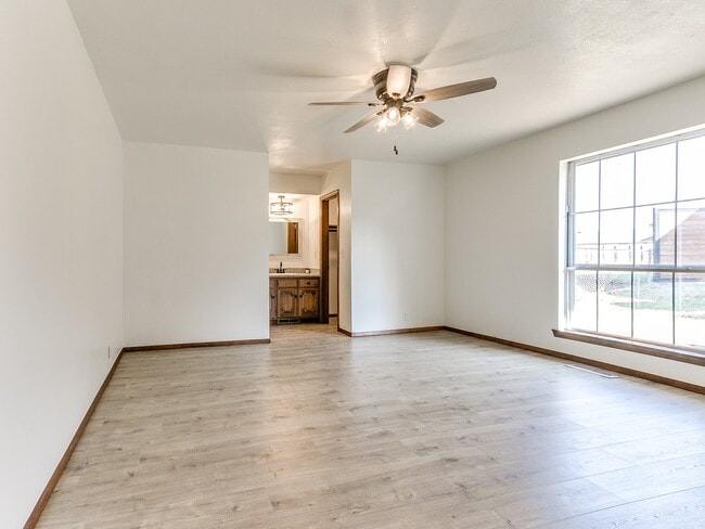 Building Photo - Clador