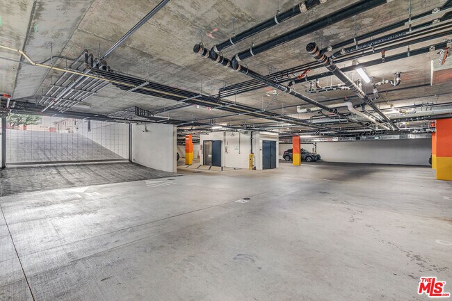 Building Photo - 1111 N Kenmore Ave