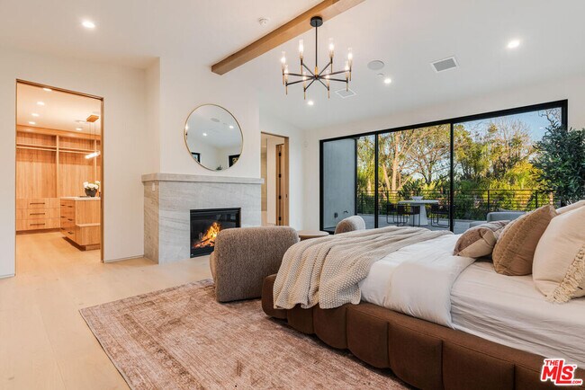 Building Photo - 5064 Encino Ave