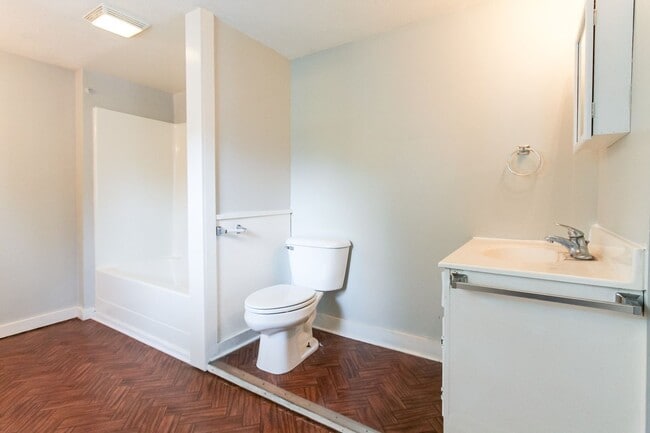 Building Photo - 4 bed, 2 bath Home- Close to Local Shops and Restaurants